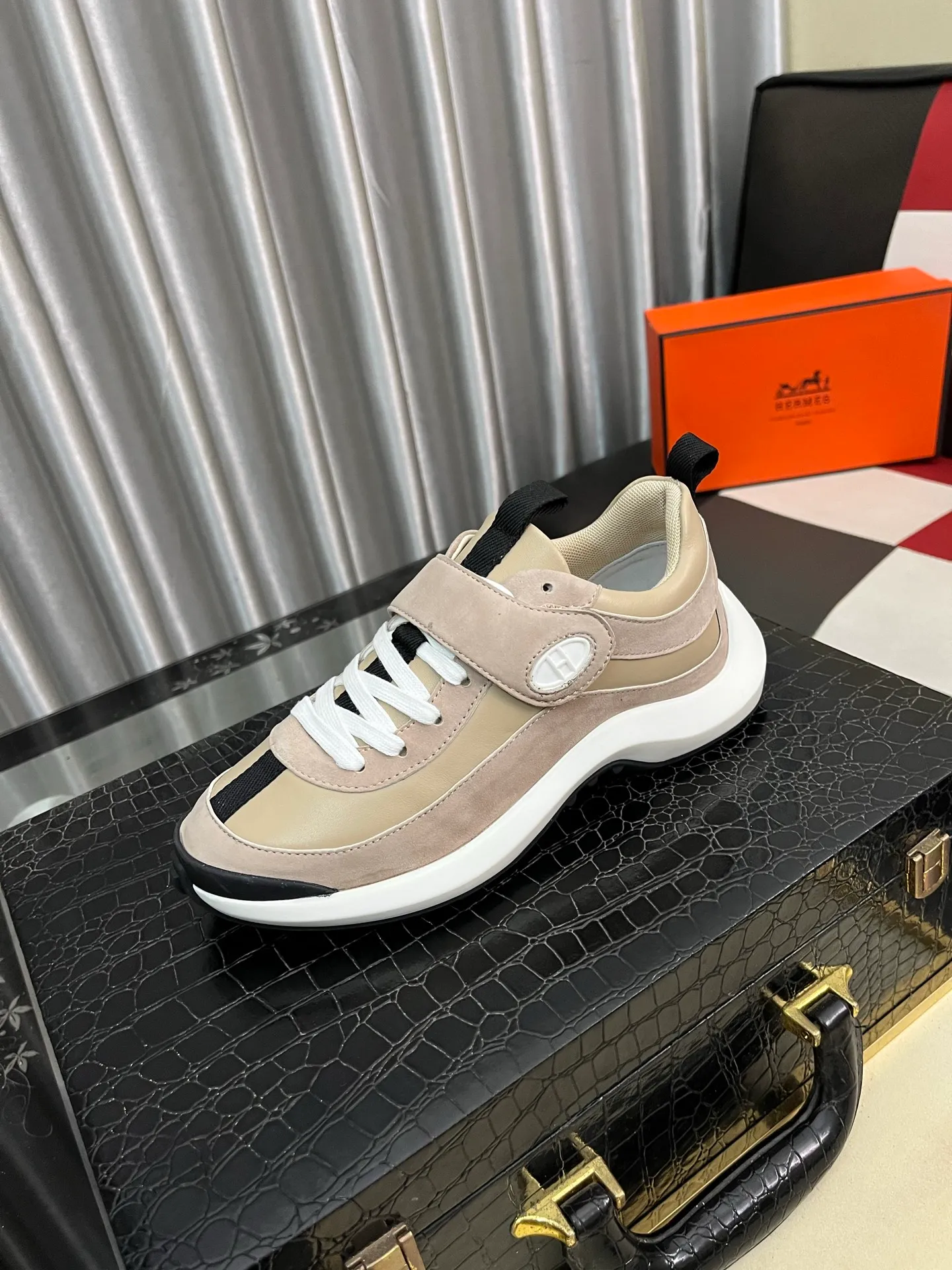 Men's shoes 💰660⌚️⌚️【HERMES】Hermès - High-end quality original order·Casual sports shoes -Upper: 🔝Nappa calfskin, suede calfskin, shoe body sewn brand ´H´ totem, tongue brand logo cloth label -Inner: water-dyed cowhide -Outsole: ultra-light TPU foam rubber; two-color molded outsole -Ultra-high quality control and fine workmanship: outstanding (high-end, noble and classy) -Size: 36-44 (45, can be customized)